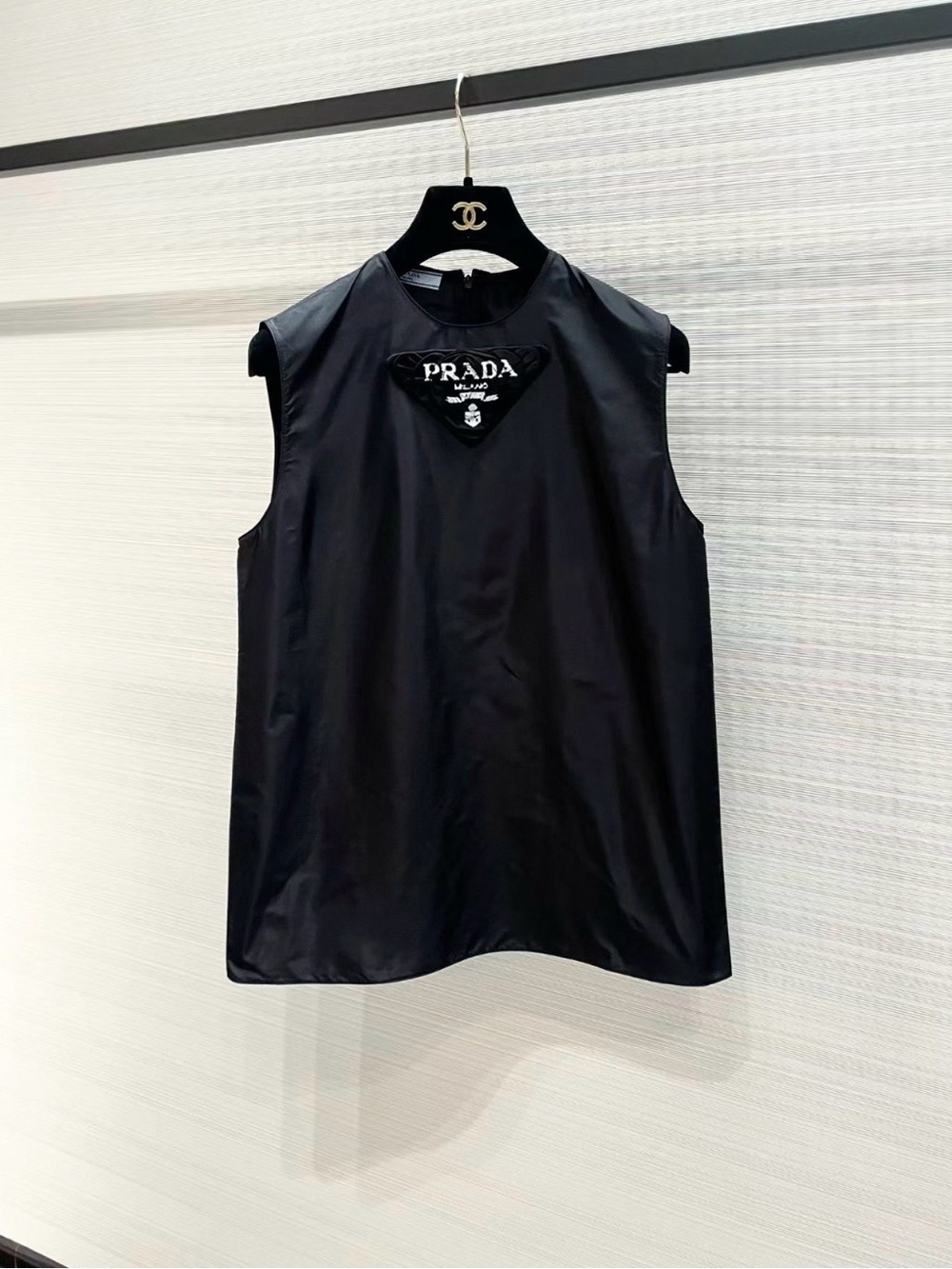 🚩steal Prada Black Sleeveless Logo Shell Top